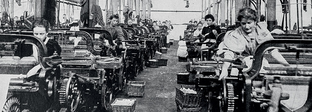 femmes travaillant en usine